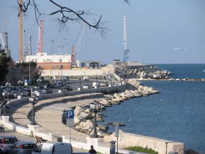 Le (brutte) nuove costruzioni nel porto di Bari